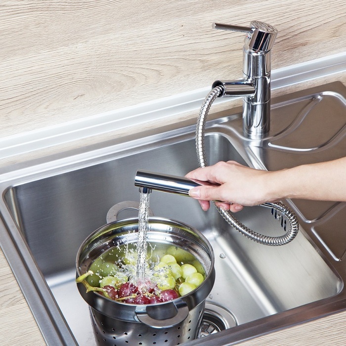 Смеситель для кухни с выдвижной лейкой Velikan